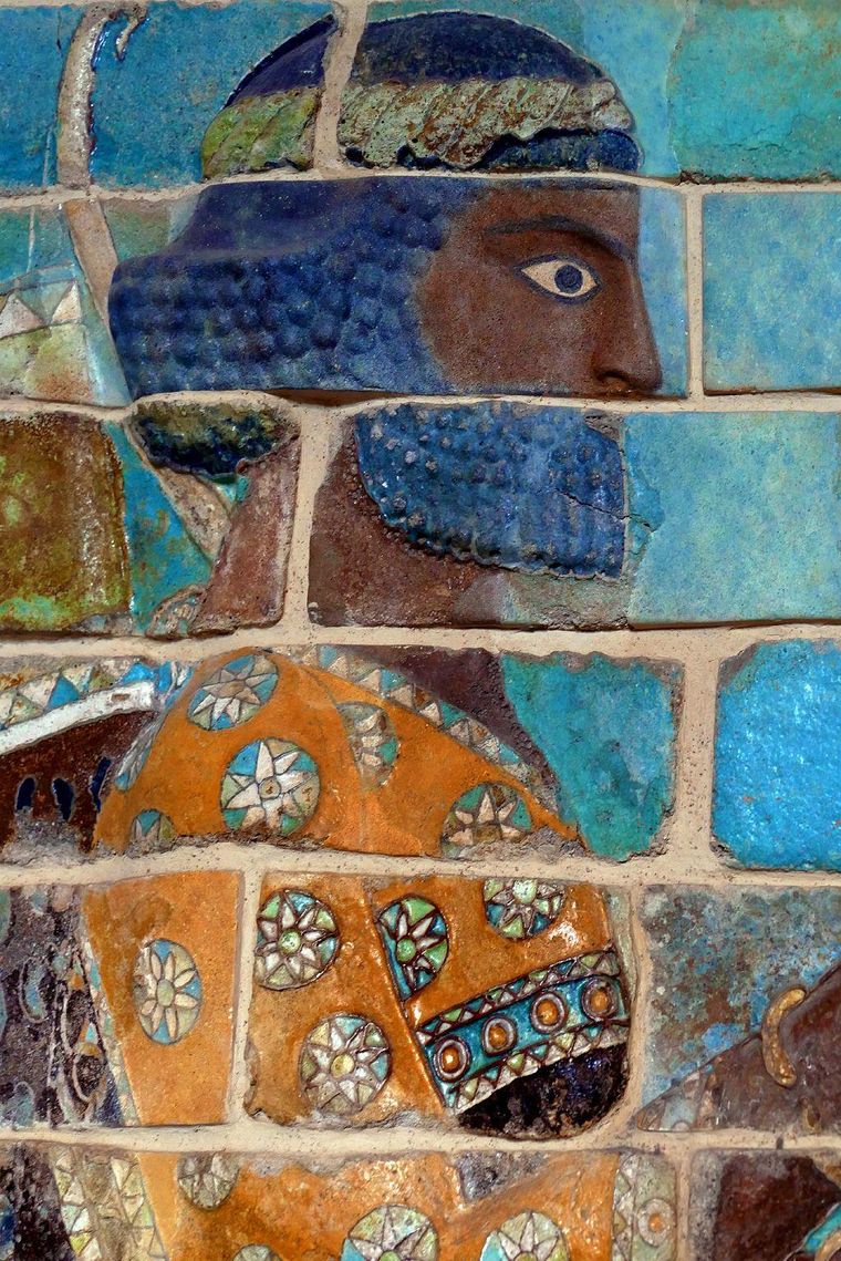 Lo que se ha ido descubriendo es espectacular. (Detalle de un friso que representa arqueros, del palacio aqueménida de Darío I en Susa, Irán).
