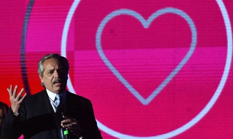 Alberto Fernández le dio trabajo a una peluquera en una central nuclear. Foto: Télam