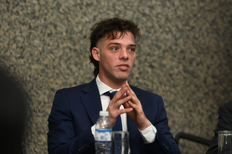 Maratea y una curiosa forma de alentar a los hinchas de Independiente a obtener dinero y donarlo a la causa Foto: Télam