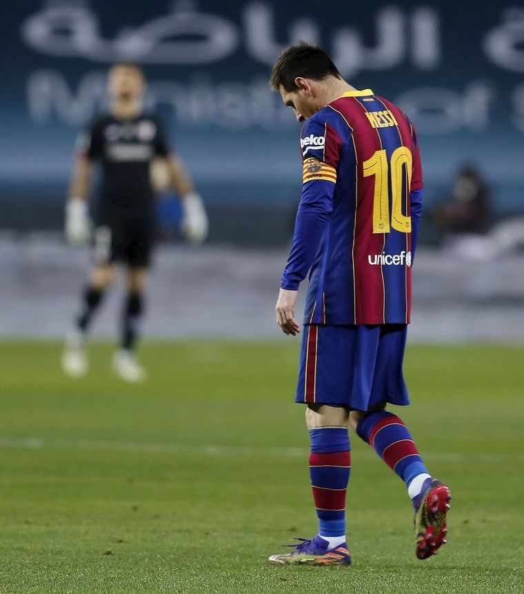 Barcelona debe reducir su masa salarial en una cifra impactante para poder renovar el contrato de Messi Foto: EFE