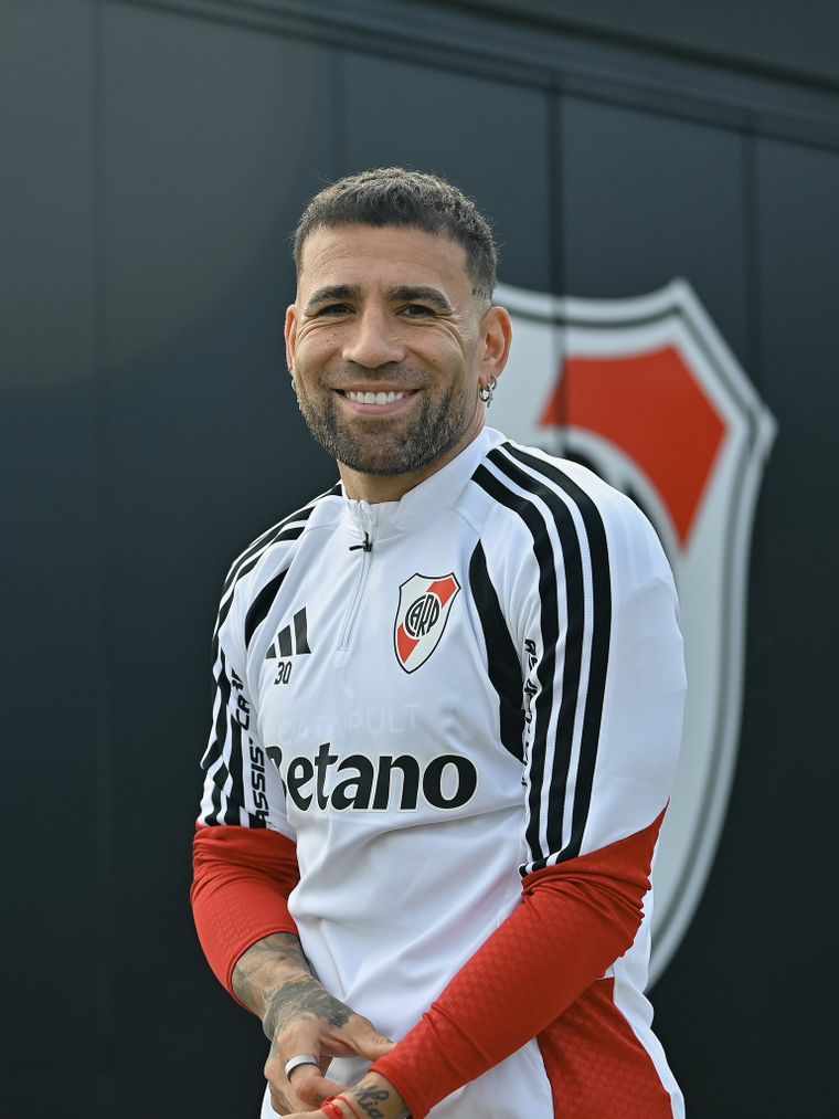 Otamendi porta la cinta de capitán en su debut con River. Otamendi porta la cinta de capitán en su debut con River.