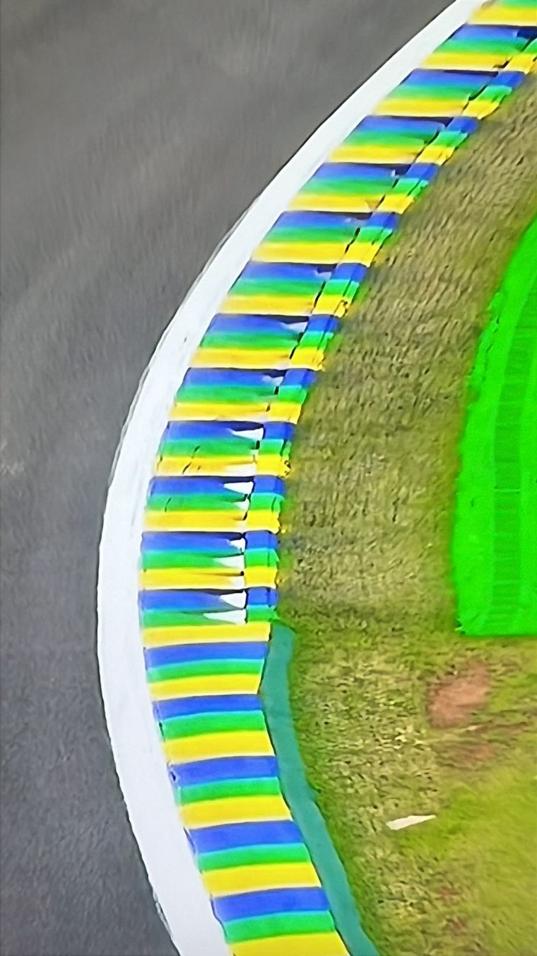 El líder del Mundial habría arrastrado agua desde el exterior hacia la zona donde pasan los autos. El líder del Mundial habría arrastrado agua desde el exterior hacia la zona donde pasan los autos.