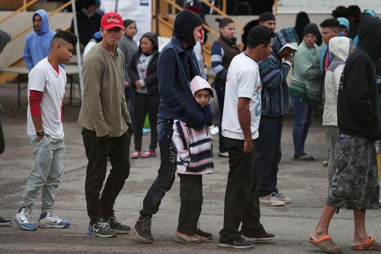 Los solicitantes de asilo que ingresaron a EE.UU. con visas de corta estadía verán revocado ese permiso.