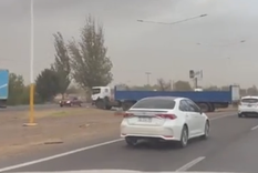 El camión quiso cruzarse de carril de forma indebida Foto: Captura El camión quiso cruzarse de carril de forma indebida Foto: Captura