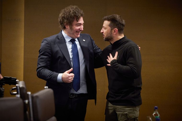 Javier Milei fue recibido en Suiza por su par de Ucrania, Volodomir Zelensky, con quien mantuvo una reunión bilateral Foto: Presidencia de Ucrania