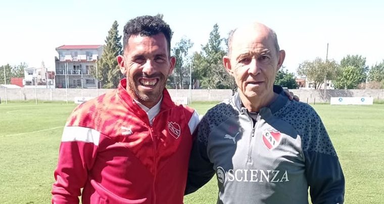 Tevez y Bochini juntos en una práctica en marzo de este año. Foto: @Independiente