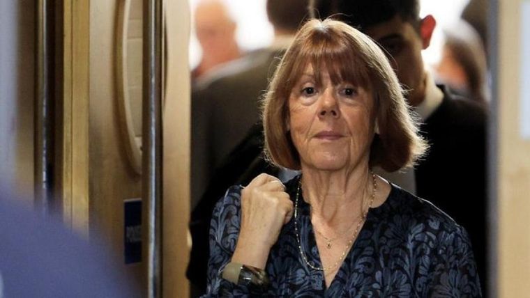 Gisèle Pelicot llega a la corte francesa para el juicio por violación masiva. Foto: EPA Gisèle Pelicot llega a la corte francesa para el juicio por violación masiva. Foto: EPA