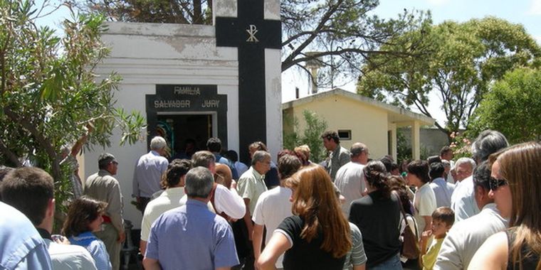 Una multitud se reunió para despedir al matrimonio Scibilia.
