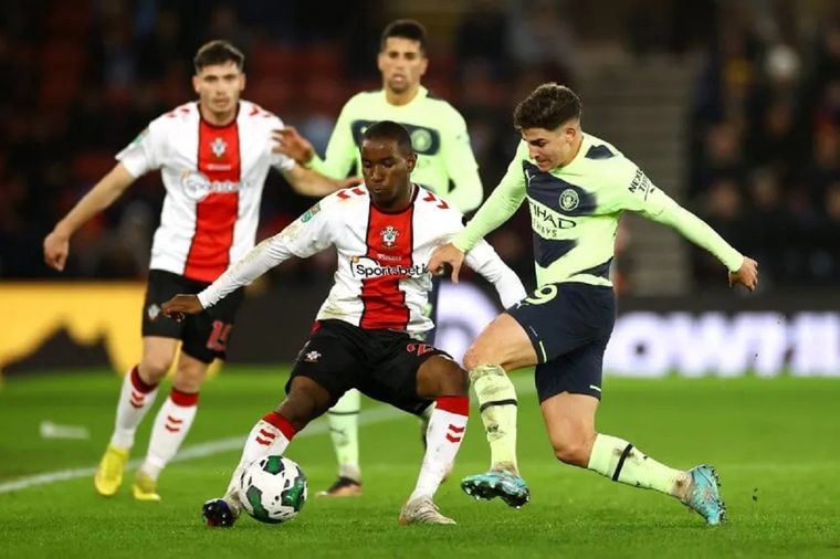 Julián Álvarez fue titular pero no pudo ayudar a su equipo.