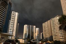 Gigantesca nube de humo producto de los incendios en Chile, visto desde Concón. Foto: EFE