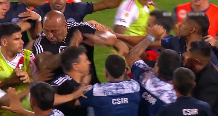 La agresión del PF de la Lepra al seguridad de River. Foto: Captura