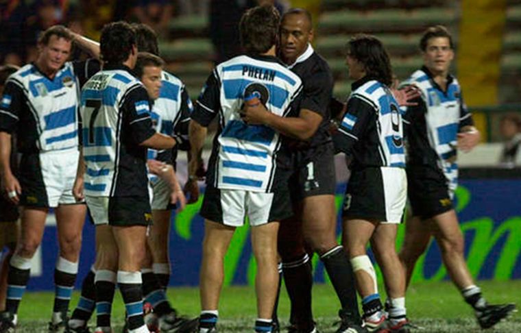 Santiago Phelan y Jonah Lomu, en la semifinal del Mundial de Seven Mar del Plata 2001. Foto: Gentileza Rugby Champagne y UAR