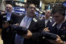 Las bolsas de valores de Europa y Asia arrancaron la jornada con indicadores positivos, y buscan recuperar el ritmo de los negocios financieros tras la crisis del Credit Suisse. Foto: ap