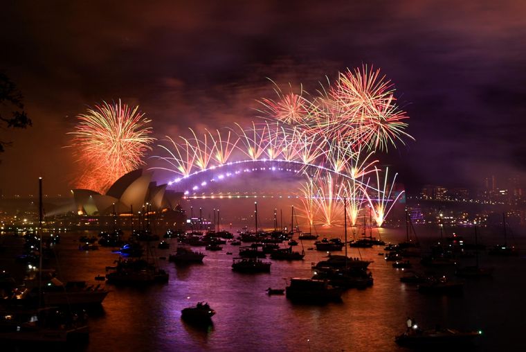 -FOTODELDÍA- Sydney (Australia), 31/12/2022.- Fuegos artificiales sobre el Puente Harbour y la Ópera House durante las celebraciones de Año Nuevo en Sidney, Australia. Foto: EFE/BIANCA DE MARCHI -