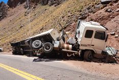 un camionero volco tras chocar contra un cerro en alta montana un camionero volco tras chocar contra un cerro en alta montana