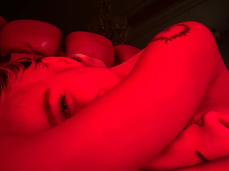 Karol G tiene 34 años. Karol G tiene 34 años. 