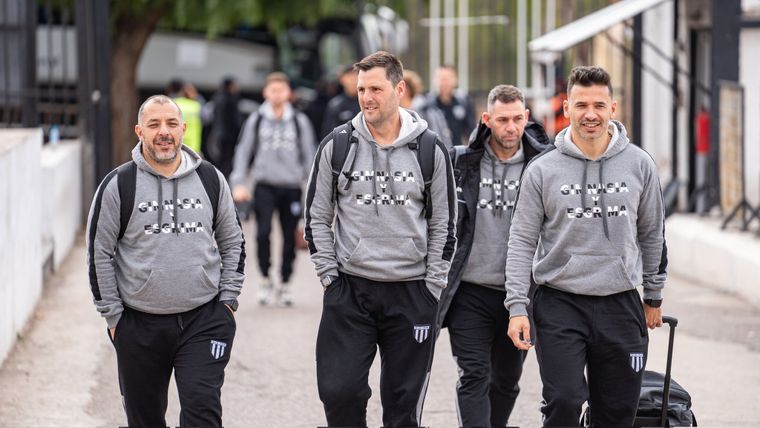 Ariel Broggi (con la valija) junto a al cuerpo técnico de Gimnasia.&nbsp;