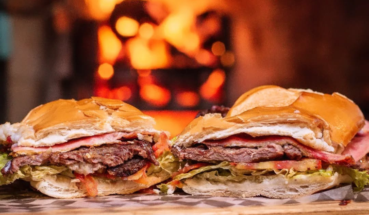 El lomo mendocino es mucho más que un simple sándwich: es un ritual gastronómico que atraviesa generaciones y barrios. El lomo mendocino es mucho más que un simple sándwich: es un ritual gastronómico que atraviesa generaciones y barrios.