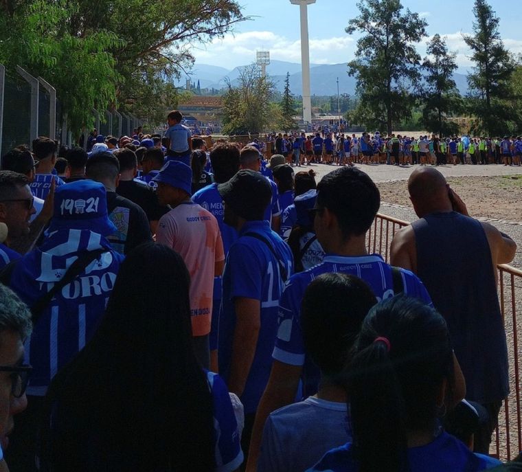 El ingreso estaba controlado hasta que fallaron los QR, indicaron desde el Gobierno. Foto: Matías Contreras