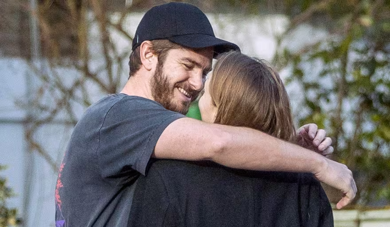 Andrew Garfield fue visto paseando con su nueva novia, una modelo de Sports Illustrated. Foto: Splash News/The Grosby Group
