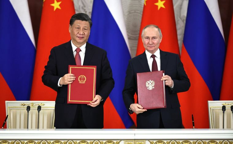 Xi Jinping y Vladimir Putin mostrando los acuerdos firmados en el Kremlin Foto: DPA