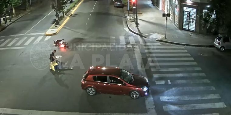 El conductor de la moto no podía levantarse por el impacto del accidente