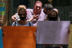 Protesta La familia temporal no quiere ceder a la nena. Foto: Facebook.