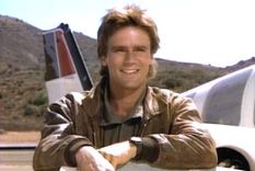 asi esta el protagonista de macgyver, 24 anos despues