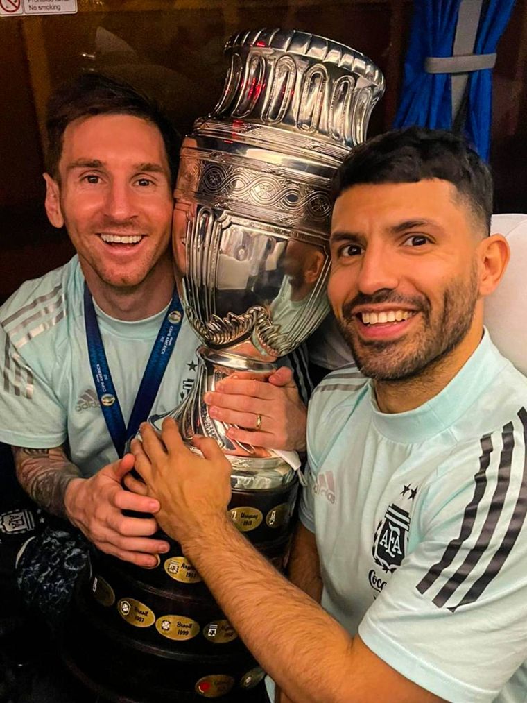 Messi y el Kun con la Copa, una de las imágenes que usó el Barcelona para celebrar la consagración argentina Foto: Twitter @aguerosergiokun