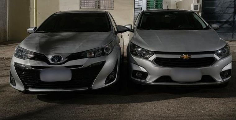 Toyota Yaris y Chevrolet onix secuestrados durante el allanamiento. Toyota Yaris y Chevrolet onix secuestrados durante el allanamiento.
