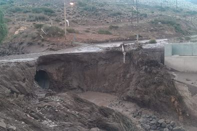 MDZol | El día domingo un puente en Bardas Blancas en Malargüe se derrumbó producto de la lluvia. Foto: Twitter Matias Pascualetti