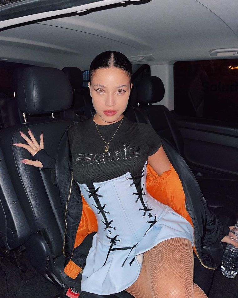 Emilia Mernes tiene la fórmula para conseguir el estilo urbano 2022 Foto: Instagram