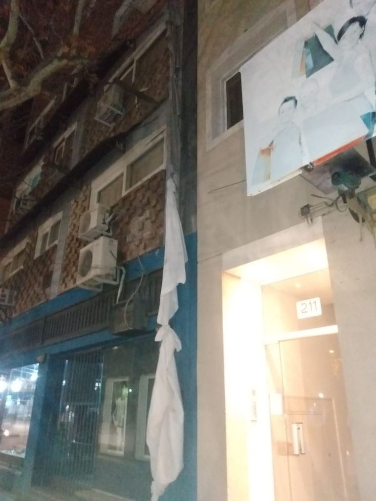 Rastro En una maniobra muy arriesgada, el fugitivo bajó de la ventana colgándose de las sábanas.