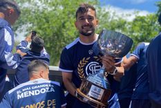 Victorio Ramis con la copa de campeón de la Primera Nacional 2023. Victorio Ramis con la copa de campeón de la Primera Nacional 2023.