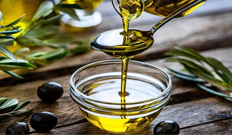 La ANMAT prohibió dos aceites de oliva. Foto: EFE