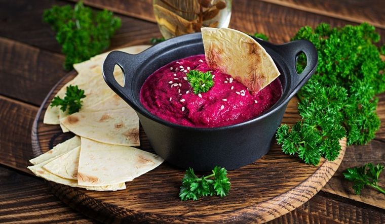 Hummus de remolacha y pan de pita: sabor y color en cada bocado Foto: Shutterstock