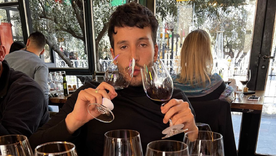 Sebastián Yatra, degustando vino mendocino. Foto: Instagram