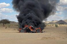 El auto de los checos envuelto en llamas. Foto: @igo2dakar