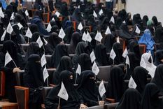 Este sábado circularon imágenes de mujeres cubiertas que asistían a una manifestación de los talibanes en la Universidad de Educación Shaheed Rabbani en Kabul circularon. Foto: EPA Foto: EPA
