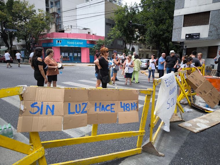 Vecinos del barrio porteño de Caballito realizaron un corte de calle en avenida Directorio al 300 exigiendo a Edesur el restablecimiento del servicio. Foto: Mauro Sturman/MDZ