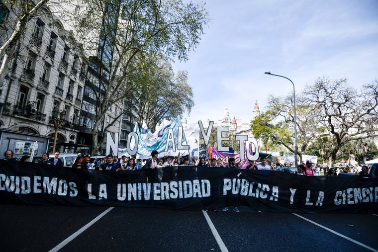 La oposición celebró la caída de los vetos de Javier Milei. Foto X: @Kicillofok