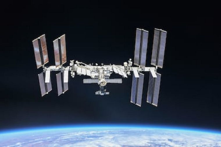 La ISS pudo observarse a simple vista cerca de las 22.