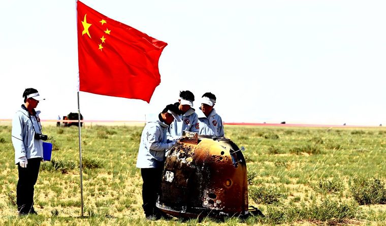 La cápsula de la sonda Change-6 aterriza en Siziwang Banner, región autónoma de Mongolia Interior, al norte de China. Foto: Efe.