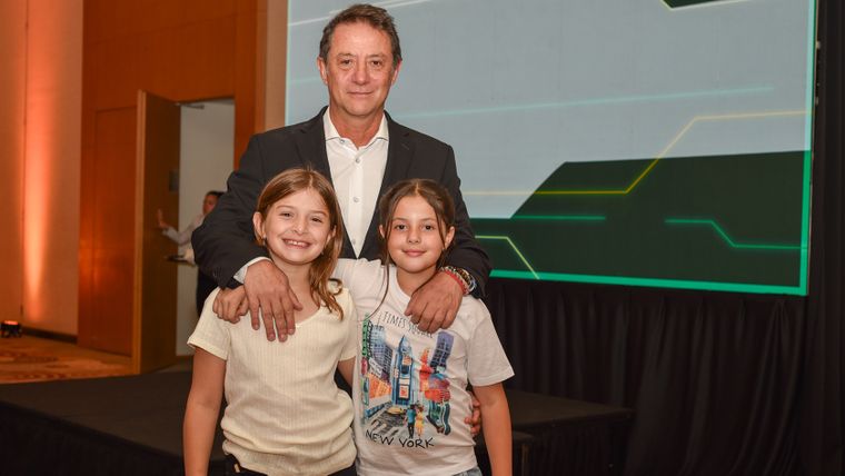 Raúl Beguier junto a su hija Josefina y Luz. Raúl Beguier junto a su hija Josefina y Luz.