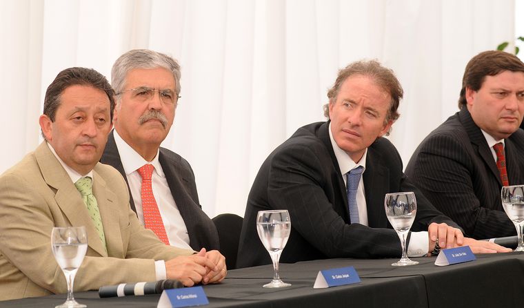 Celso Jaque, Julio De Vido y Sebastián Eskenazi, cuando venía a Mendoza como representante de YPF. Celso Jaque, Julio De Vido y Sebastián Eskenazi, cuando venía a Mendoza como representante de YPF.