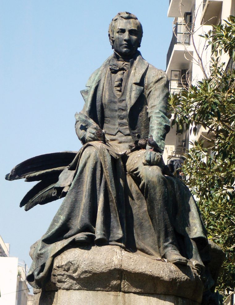 Monumento a Mariano Moreno en Buenos Aires, homenaje al prócer revolucionario.