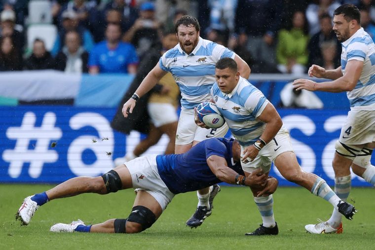 El argentino Thomas Gallo y el samoano Steven Luatua en acción. Foto: EFE/EPA/GUILLAUME HORCAJUELO