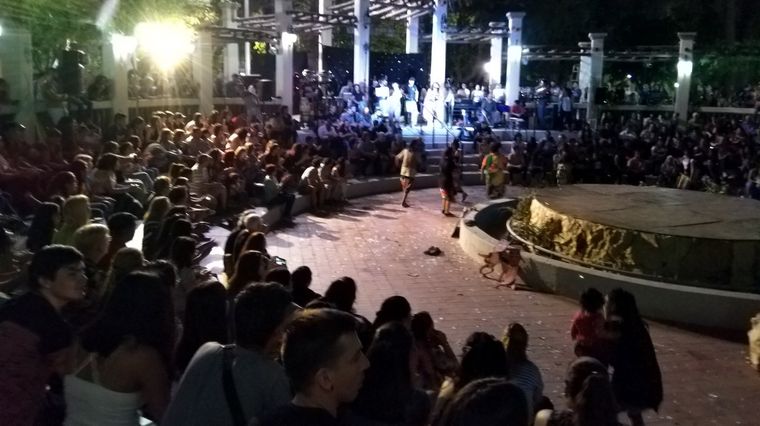 La comunidad educativa cerró el año en la plaza (Foto Ulises Naranjo).