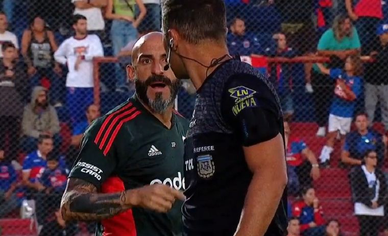 La acalorada discusión de Pinola con el cuarto árbitro. Foto: Captura