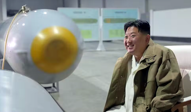 Kim Jong un Kim posa junto al nuevo dron que su país ya ha probado. Foto: Kcna.